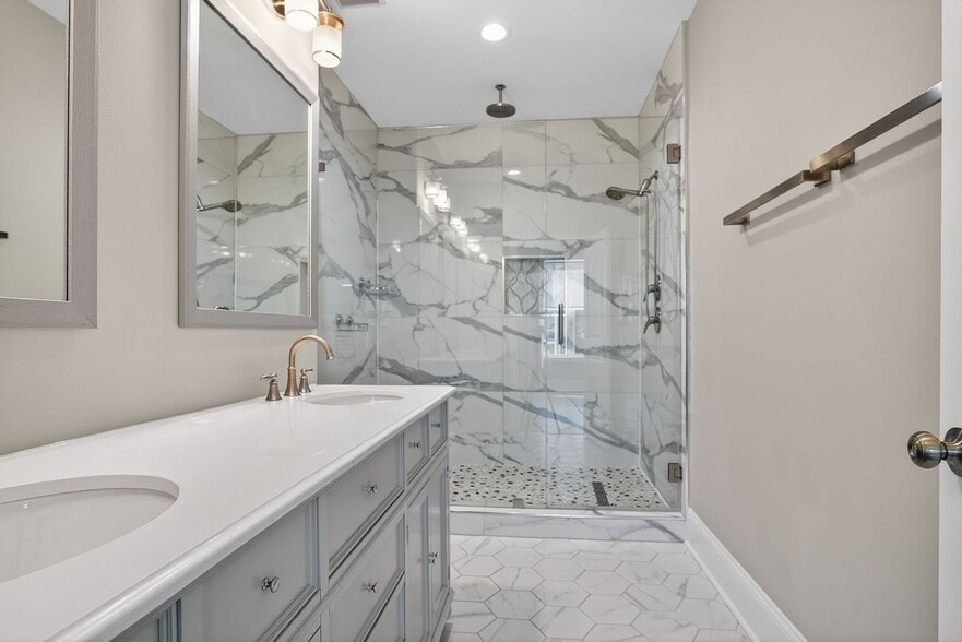 Building Photo - 166 Vanira Ave SE