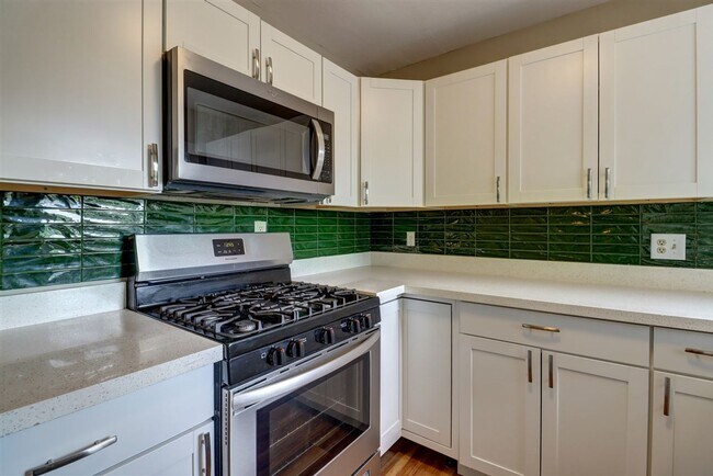 Building Photo - Price reduced. College students welcome in this 4 bedroom home!