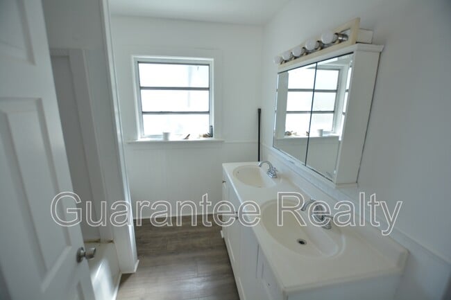 Building Photo - 609 SE 31st Ave