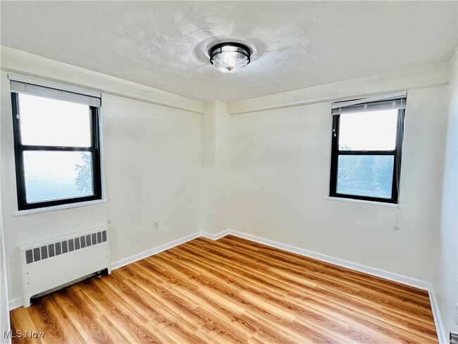 Building Photo - 11720 Edgewater Dr