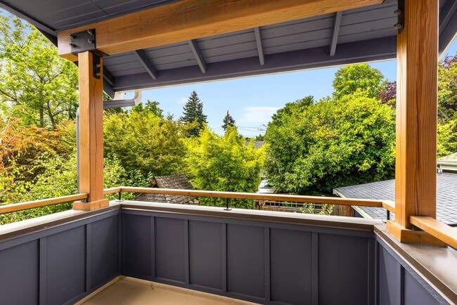 Building Photo - Charming Ravenna home with 5 bedrooms, 4 b...