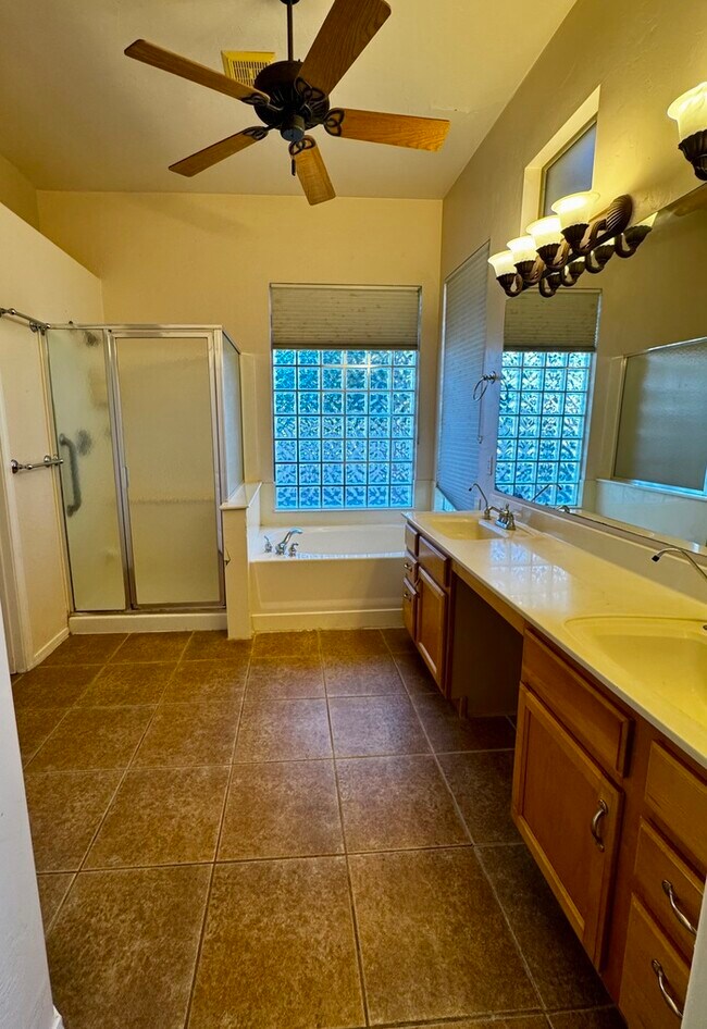 Building Photo - FOR RENT