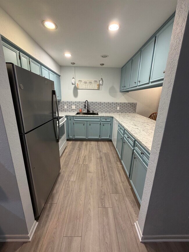 Building Photo - 307 Crestview