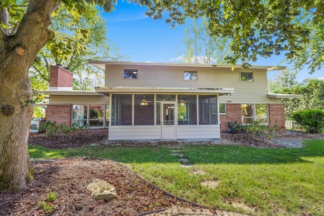 Building Photo - 4 bed 3.5 bath home in East Grand Rapids