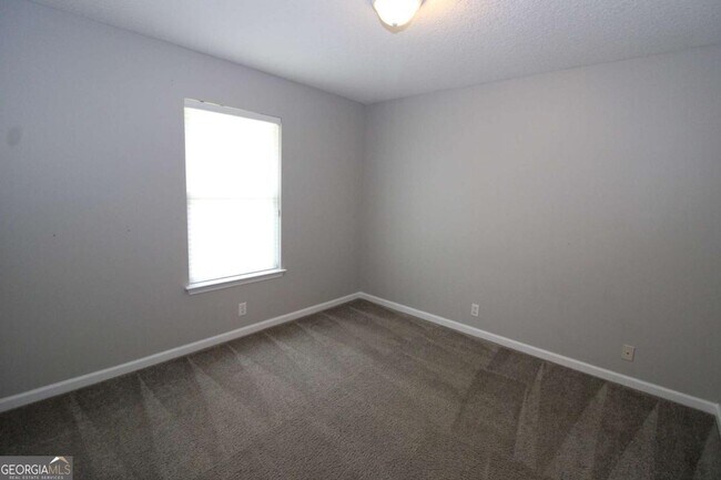 Building Photo - 150 Lake Manor Dr
