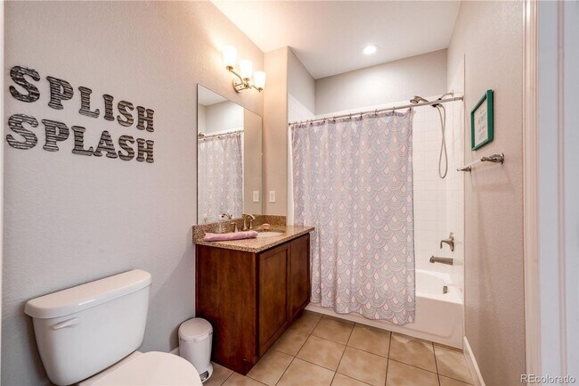 Building Photo - Lage & Beautiful 4 bedroom Townhome in Aurora