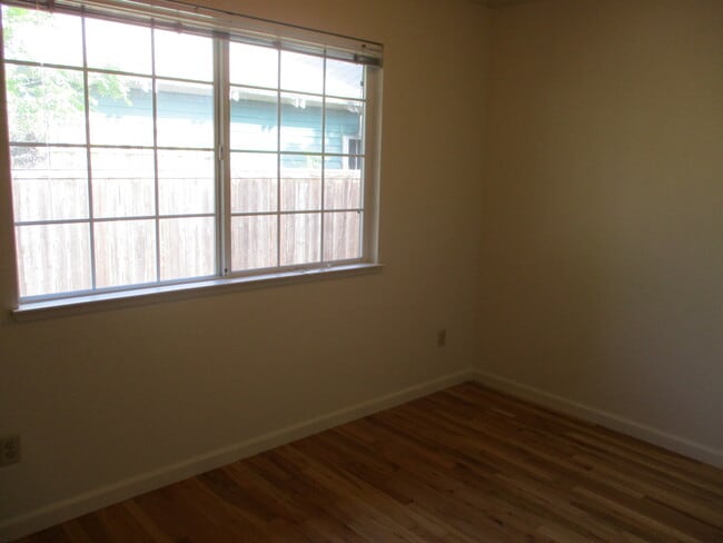 Building Photo - Cute Home Boasting Hardwood, close to Enlo...