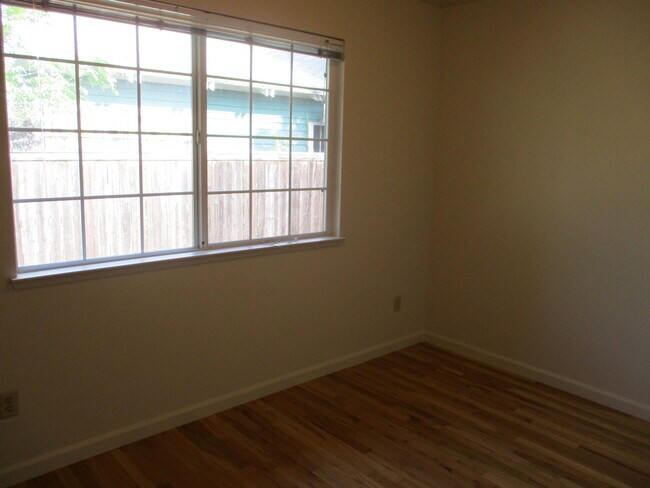Building Photo - Cute Home Boasting Hardwood, close to Enloe and downtown Chico!