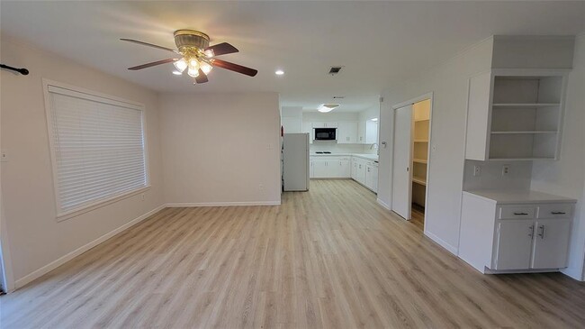 Building Photo - 215 Pine Shadow Dr