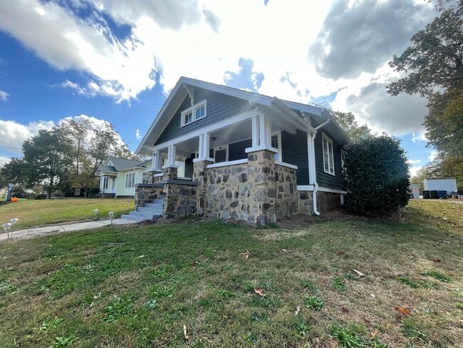 Building Photo - ?? COMING SOON ?? Charming 3 Bed / 1 Bath Bungalow – Prime Location Near Downtown Hickory