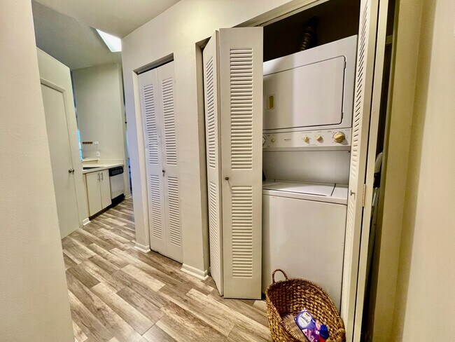Building Photo - Charming 2 Bed, 2 Bath Condo in Gated Dock...