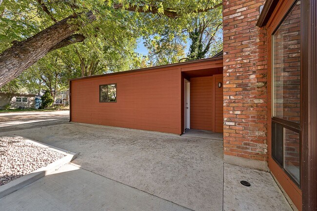Building Photo - Super Cute North End Place with Garage and Backyard!