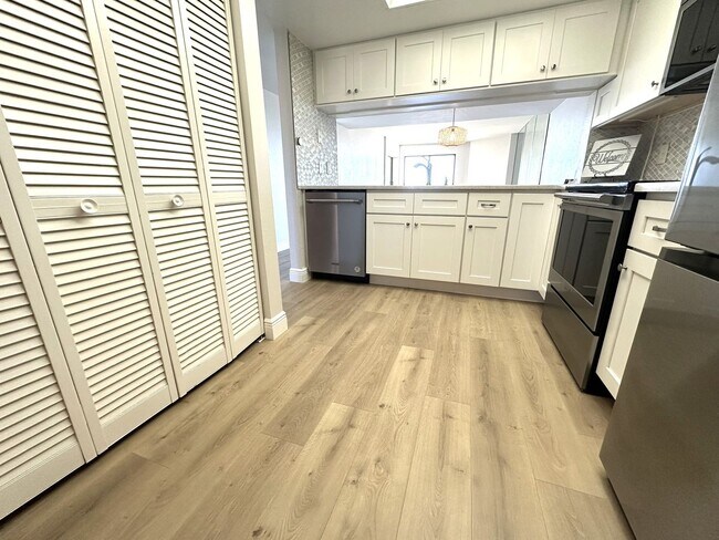 Building Photo - Gorgeous Updated Tierra Verde Annual Unfurnished Waterfront Condo 2/2 w/Garage