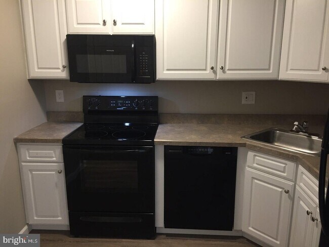 Building Photo - 1402 Huntingdon Mews