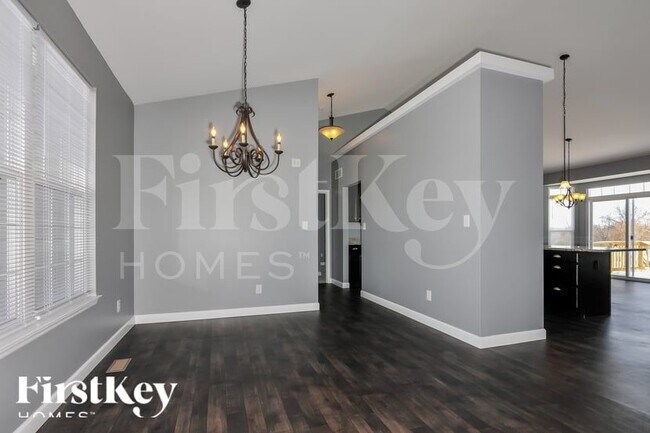 Building Photo - 221 Lonepine Dr