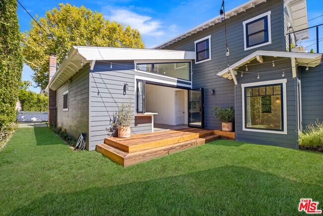 Building Photo - 1203 N Poinsettia Pl