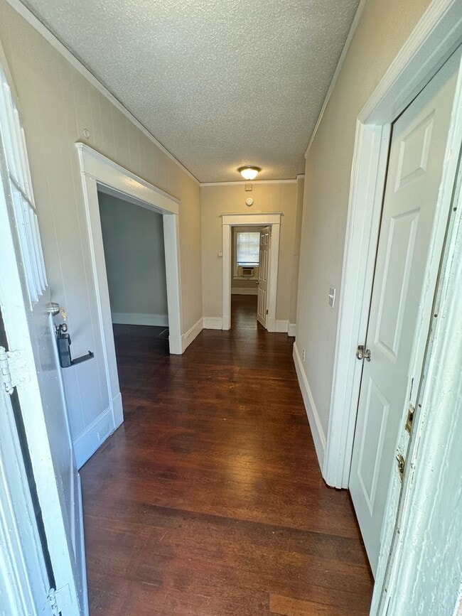 Building Photo - Nice 3 bedroom 1 bathroom House