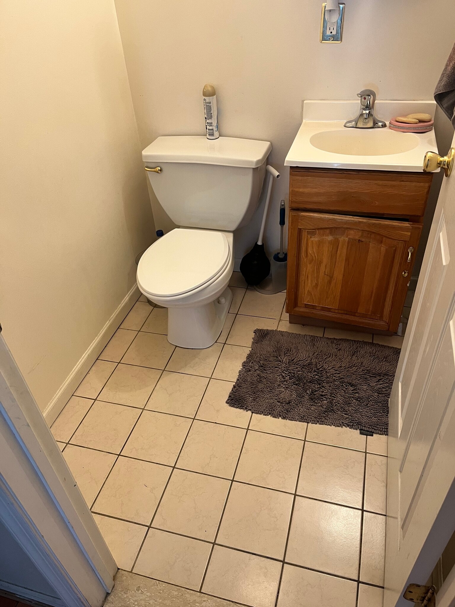 Half bathroom/Guest Bathroom - 566 Pennsylvania Ave