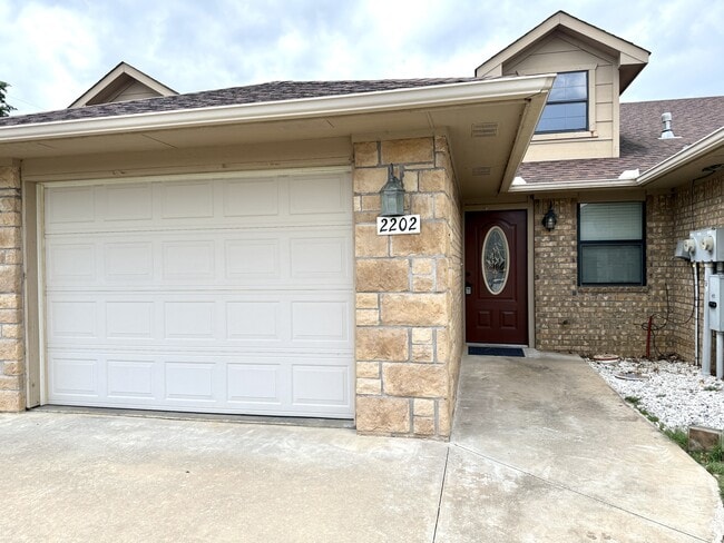 Building Photo - 2202 Lakeview Dr