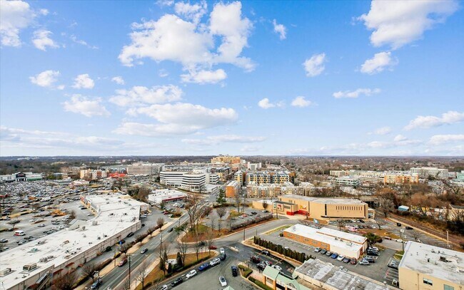 Building Photo - Luxury 1 bedroom 1 bath condo with great amenities