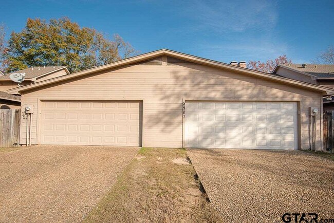 Building Photo - 5907 Hollytree Dr