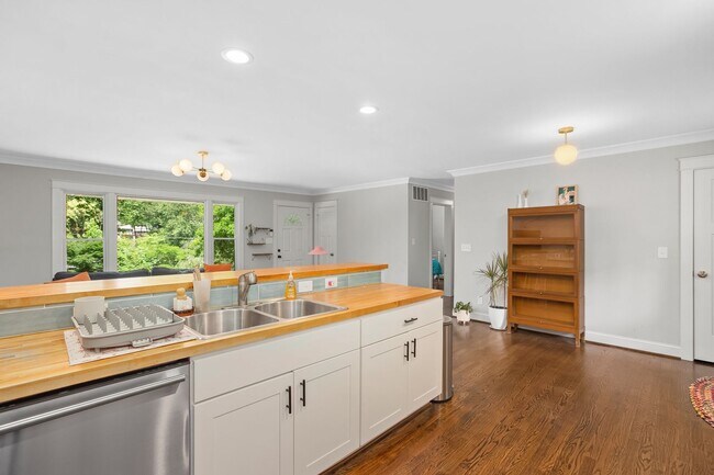 Building Photo - Ardmore Townhome Available Now