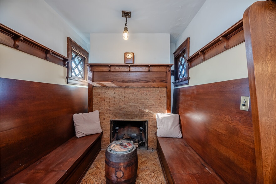 Building Photo - 19 Strathallan Park