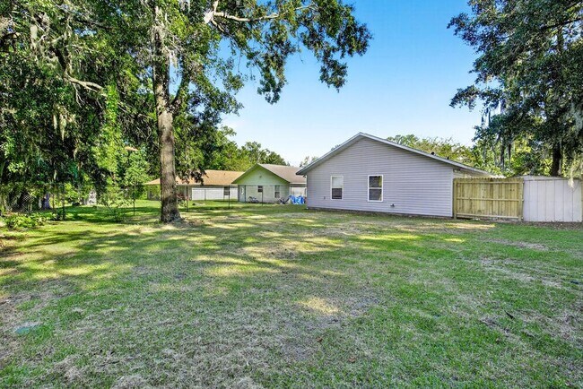 Building Photo - 2126 Center Way