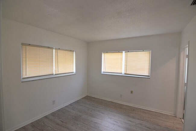 Building Photo - 2260 NE 5th Ave