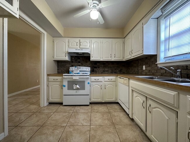 Building Photo - 3201 S 92nd St