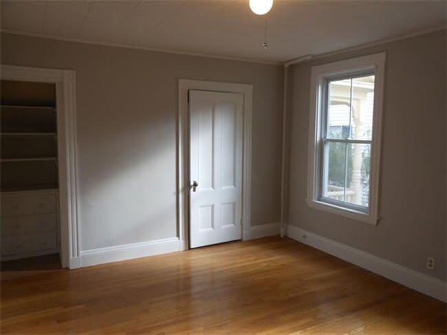 Building Photo - Newton Townhouse w/parking