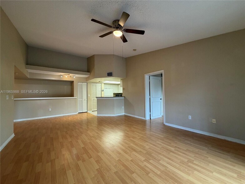 Building Photo - 1600 Crestwood Ct S