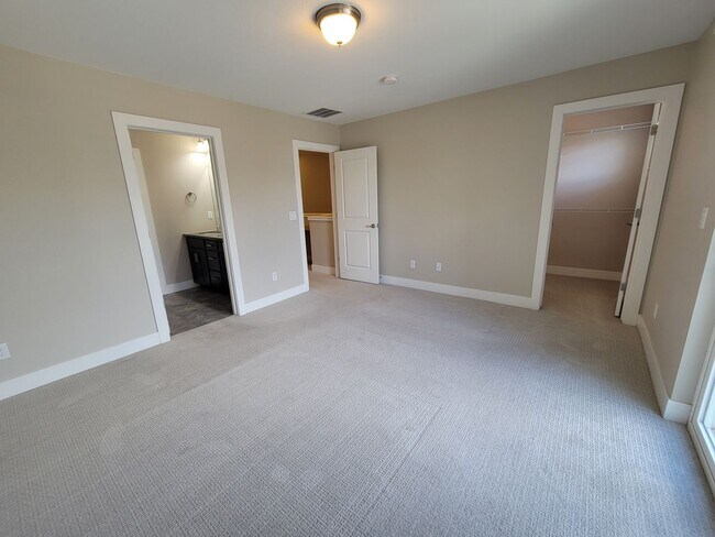 Building Photo - Spacious 3 level, 4 bedroom townhome with attached 2 car garage at Silver Meadows Townhomes on Lo...