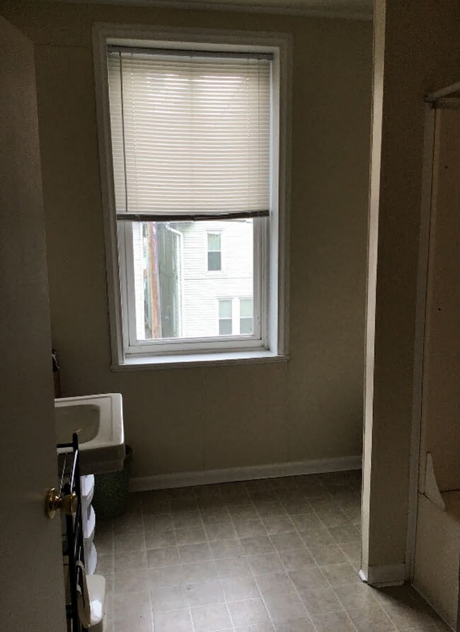 Building Photo - Perfect for college students, but great for others too!