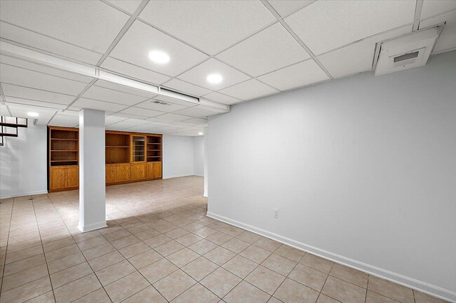Building Photo - 2739 Yorkshire Rd