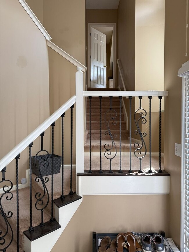 Building Photo - Beautiful 4 bedroom house in a great schoo...
