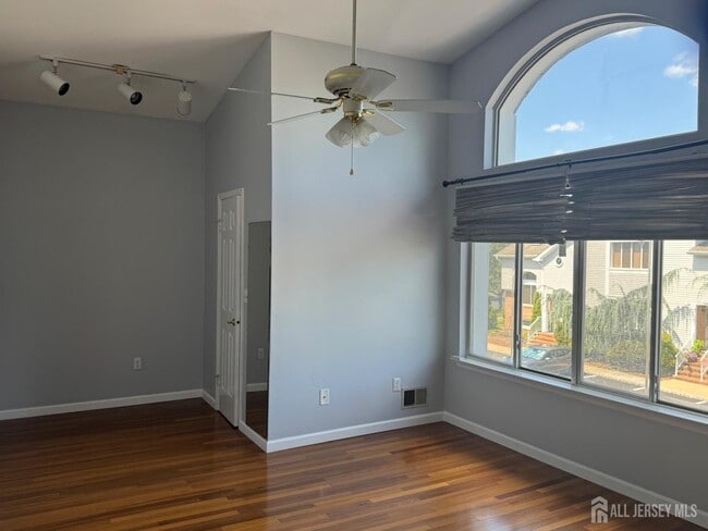 Building Photo - 16 Dawn Ct