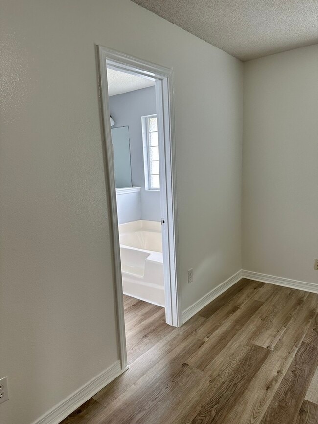 Building Photo - Large 4 bed / 3 bath home minutes from Nav...