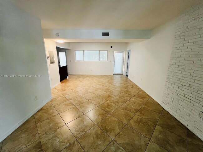 Building Photo - 946 Bay Dr
