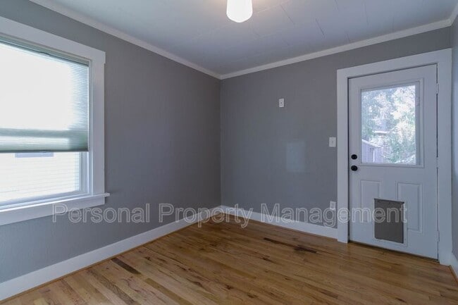 Building Photo - 807 W 21st St