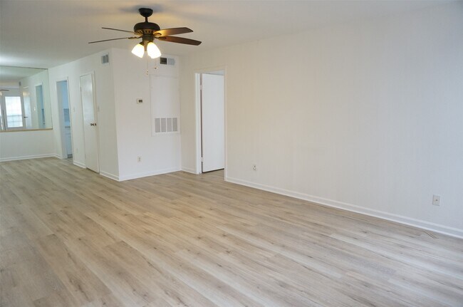Building Photo - 7400 Bellerive Dr