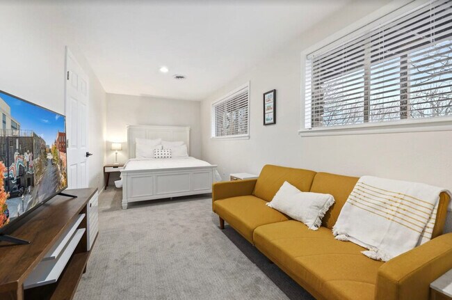 Building Photo - 1232 S Dinsmore Trail