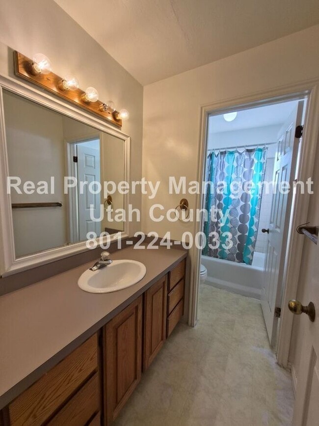 Building Photo - 590 E 1090 N