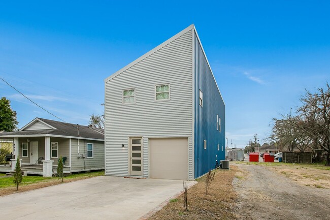 Building Photo - 3 Bedroom Townhome in West Baton Rouge