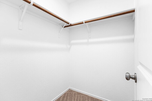 Building Photo - Charming Home Awaits: Spacious & Modern Living in a Prime Location
