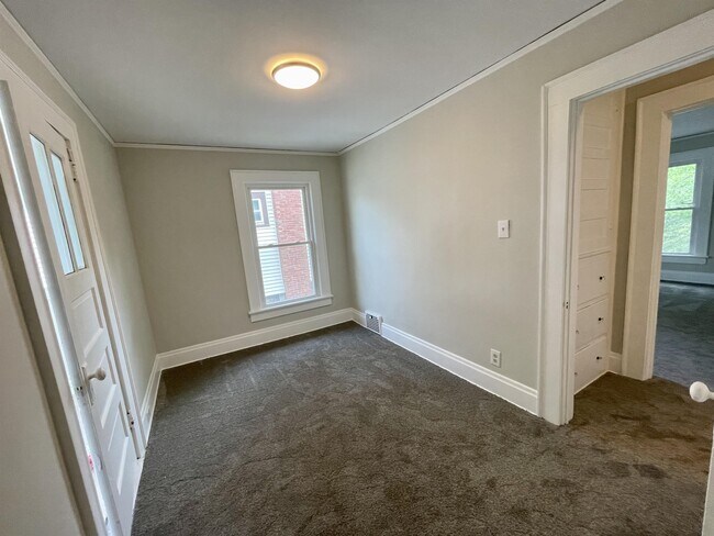 Building Photo - 825 Elmore Ave