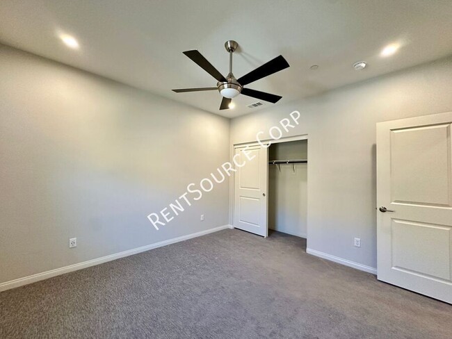 Building Photo - 2 Bedroom Townhome w/ SOLAR located in San...