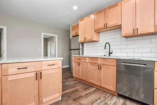 Building Photo - 27 Oak St