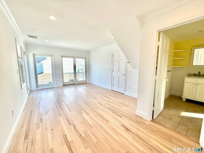 Building Photo - 691 Fairfield Beach Rd