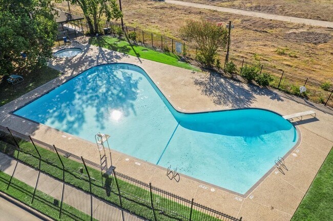 Building Photo - 6003 Long Leaf Dr